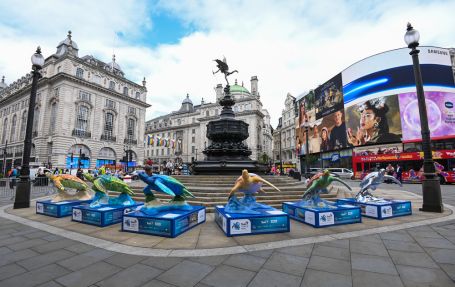 6 giant turtle statues on display next to Piccadilly circus