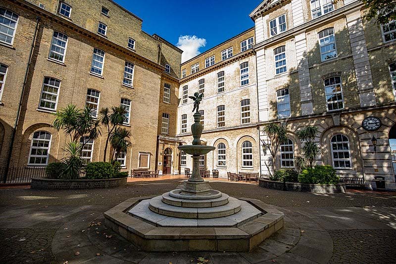 800px-Fountain_in_quadrangle_of_Eastman_Dental_Hospital_01