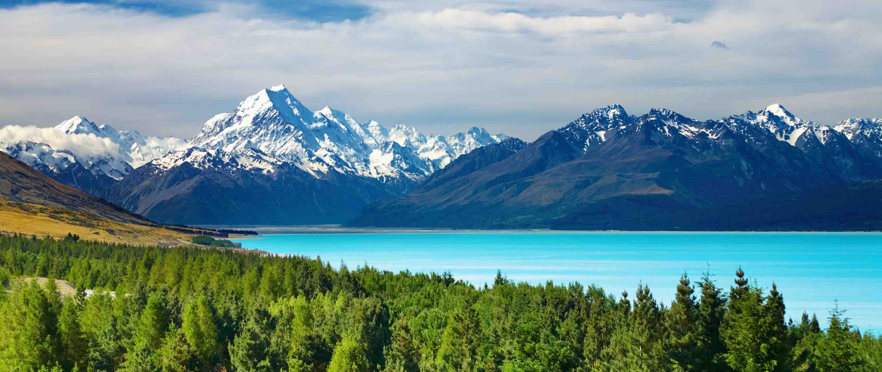 An image of New Zealand&#39;s mountain range: towering peaks, dramatic slopes and pristine wilderness